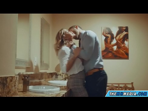 ❤️ Þegar busty ljóska tælir þig á almenningssalerni ❤️ Anal klám á is.pornma-com.ru ❌